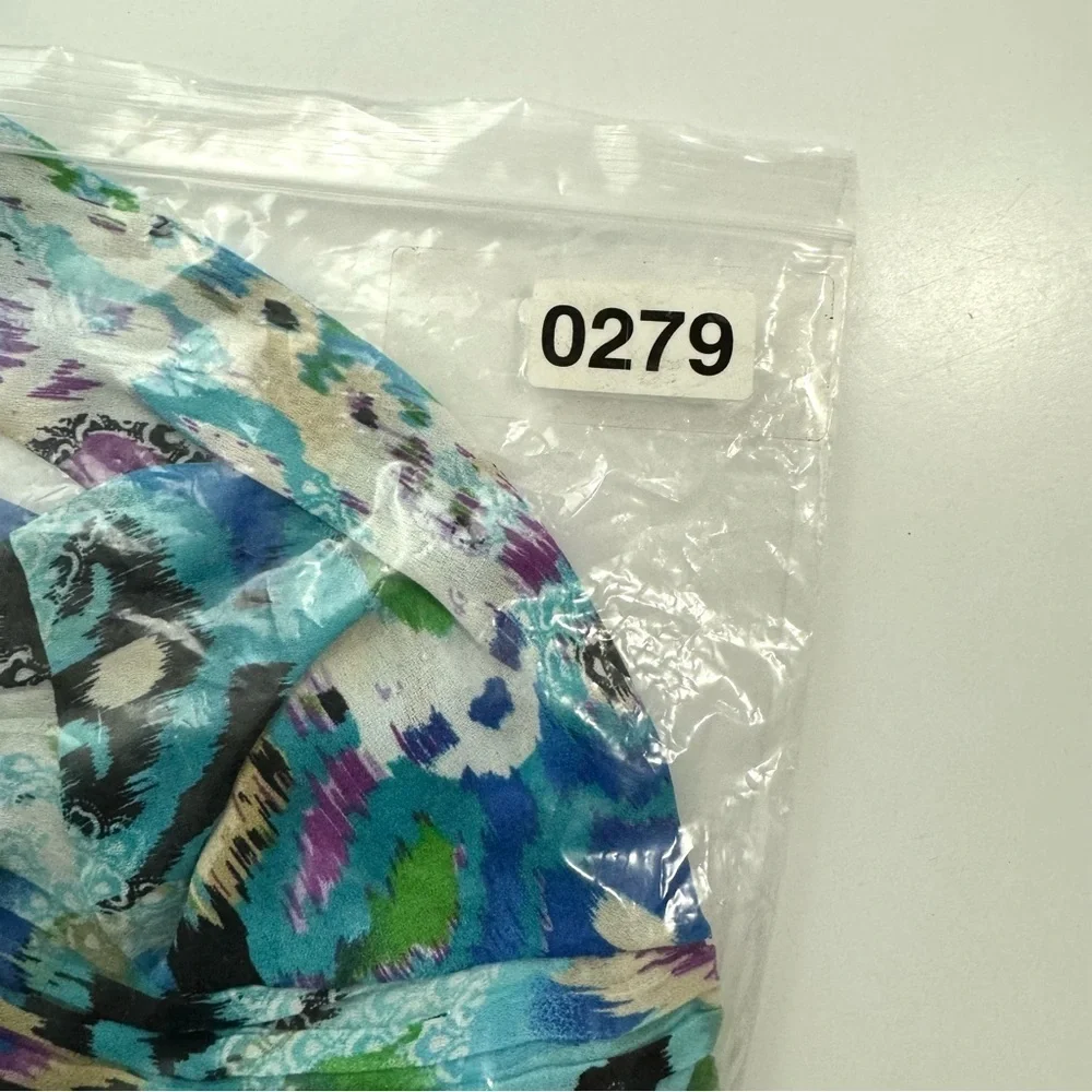 Sunny Leigh Women’s Sz L Top Blouse Shirt Blue Flowy Short Sleeve Ruffled Neck - Picture 13 of 13